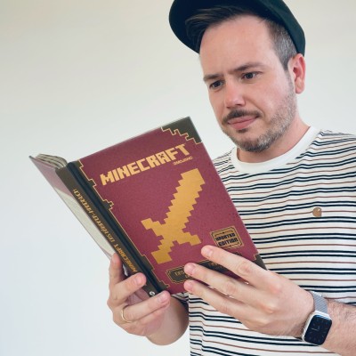 Manuel liest ein Fachbuch