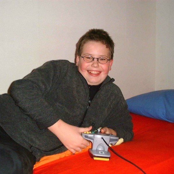 Kind spielt Nintendo 64