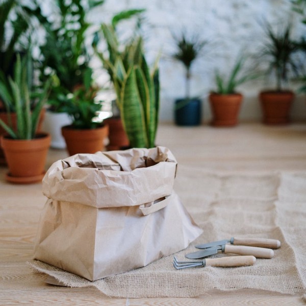 Ein Sack Pflanzenerde und passende Werkzeuge